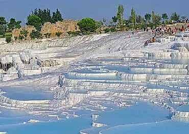 Yer altı ve mağara sularının içlerindeki kalsiyum karbonatın belirli koşullar altında çökmesi sonucu meydana gelen kayaçlara Traverten denir.